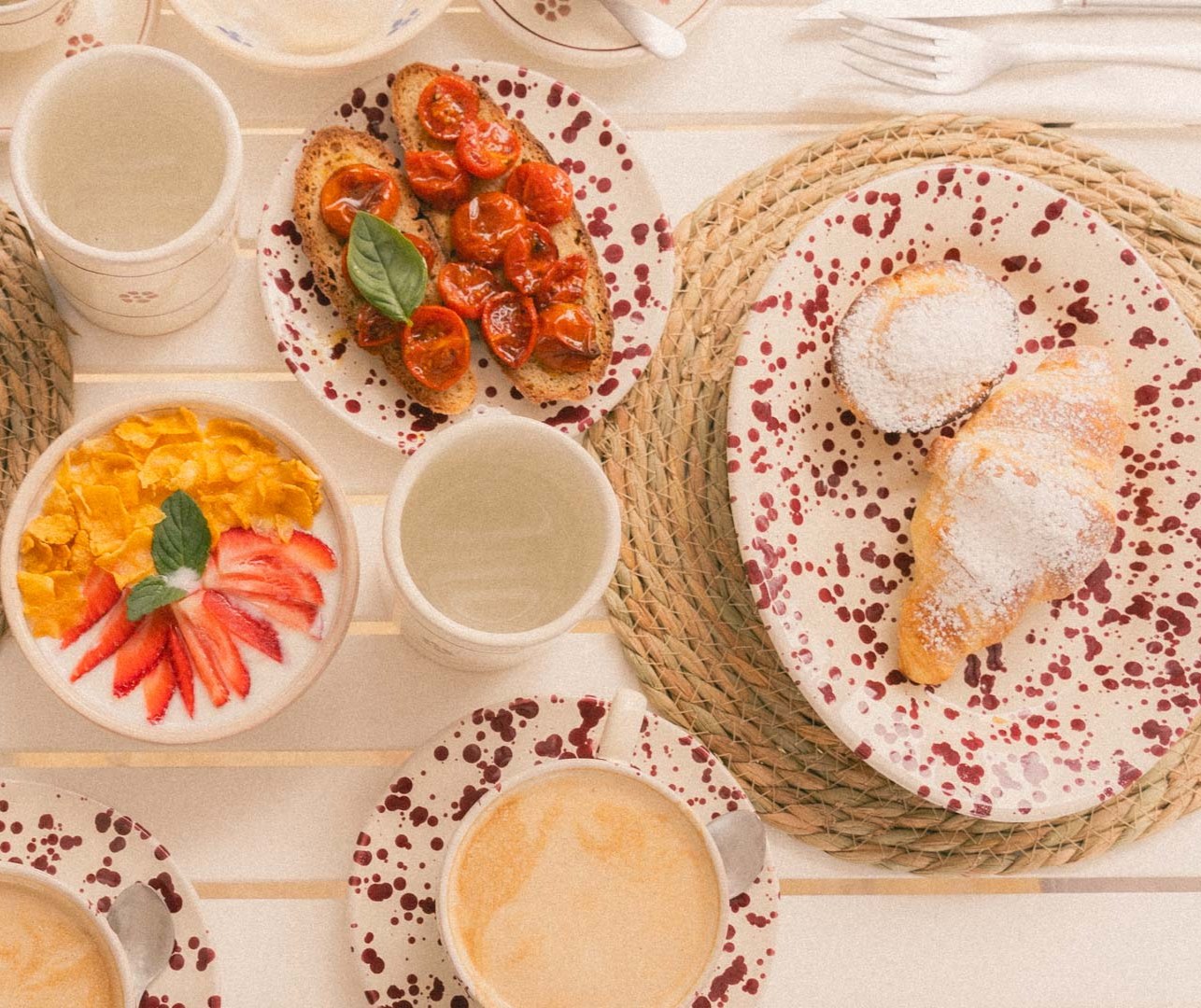 Foto di un tavolo imbandito per la colazione