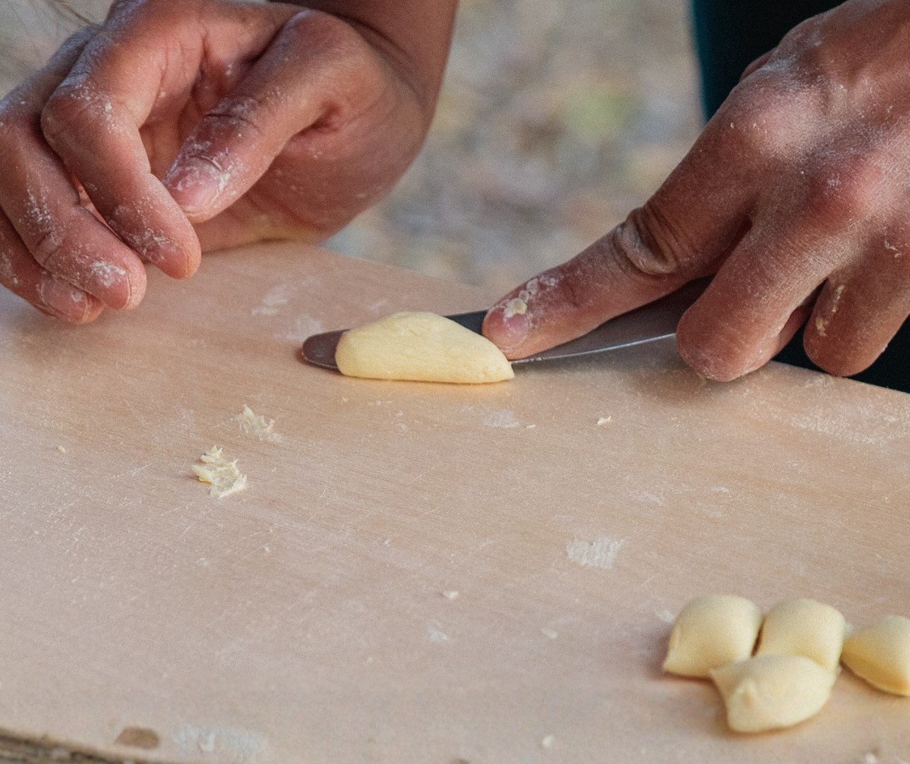 Foto di mani che fanno la pasta fatta in casa