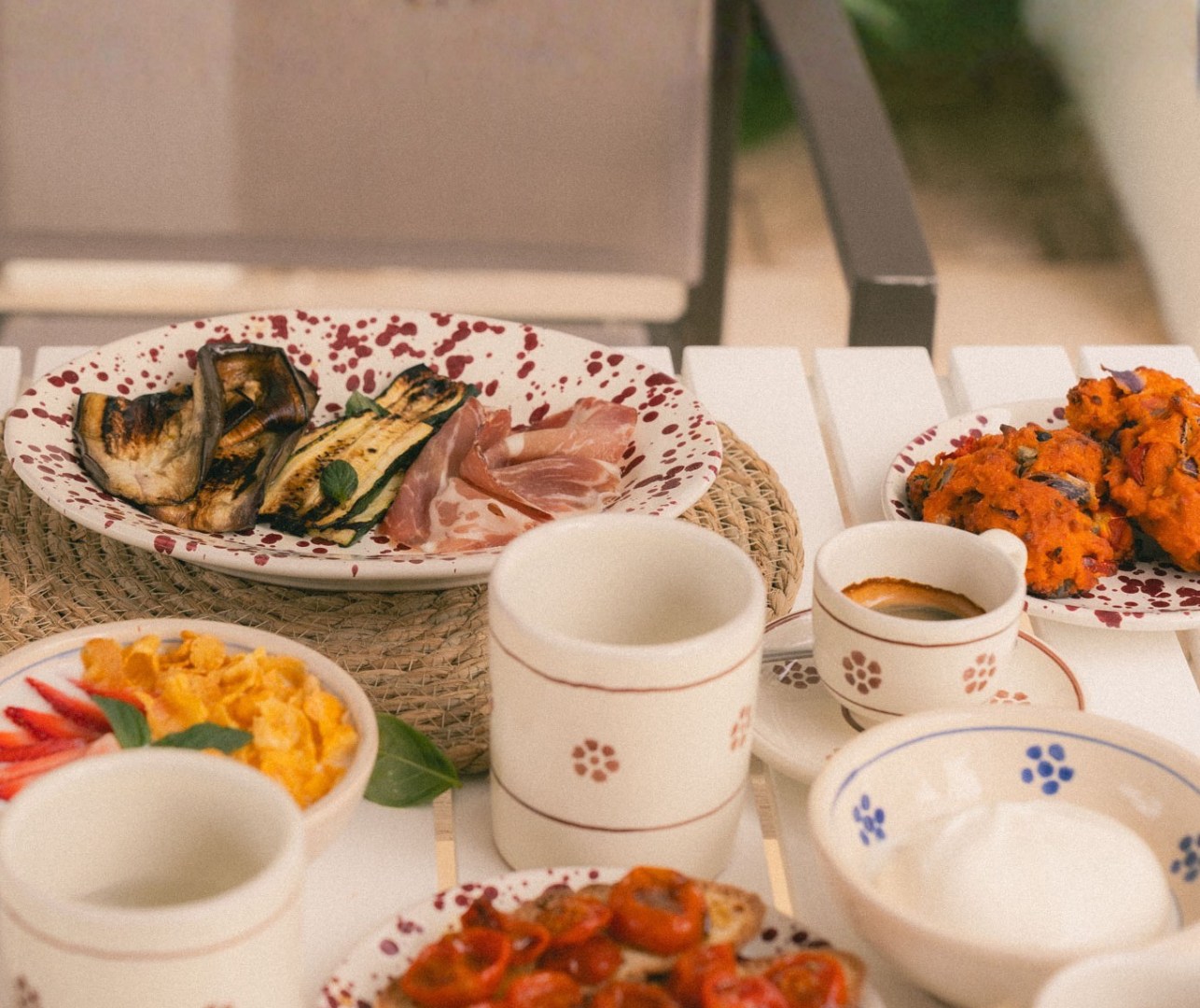 Foto di un tavolo imbandito per la colazione