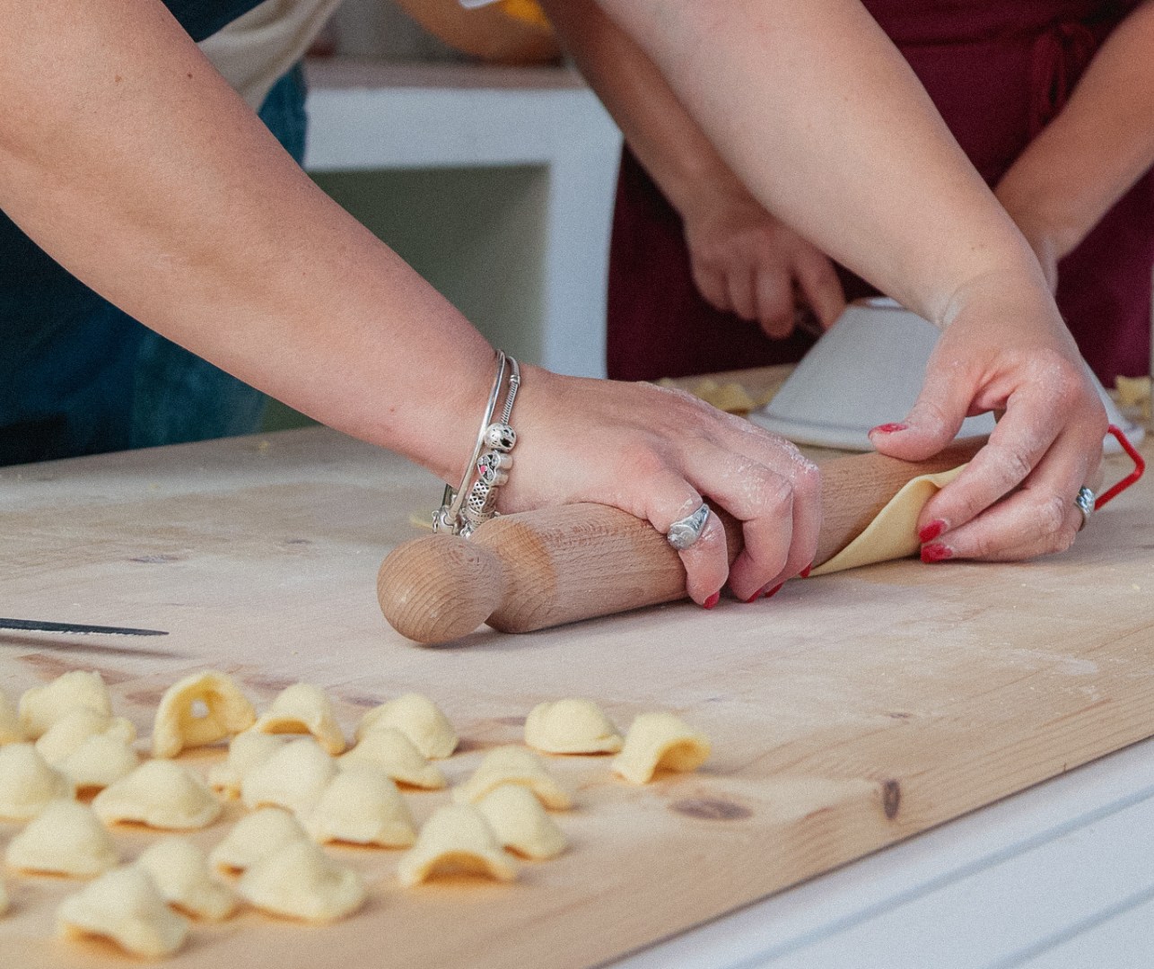 Foto di mani che fanno la pasta fatta in casa
